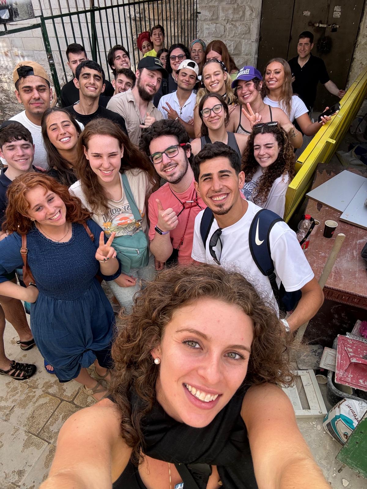 Akiva participants smiling together for a group selfie